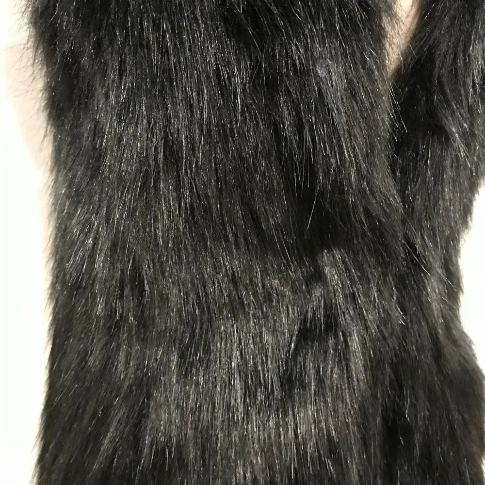 MAKE‎ AN OFFER ;) Hook Closure Faux Fur Vest